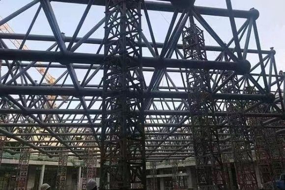 तूफान प्रतिरोधी पूर्वनिर्मित इस्पात संरचना कार्यशाला के साथ उच्च वृद्धि और बड़े स्पैन के लिए इंजीनियर स्टील वेयरहाउस का निर्माण